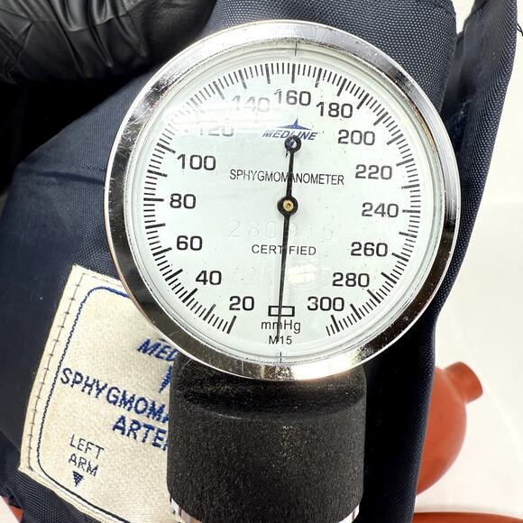 Medline Handheld Aneroid Sphygmomanometer Adult Neoprene Black MDS9388LF TESTED - Picture 3 of 12